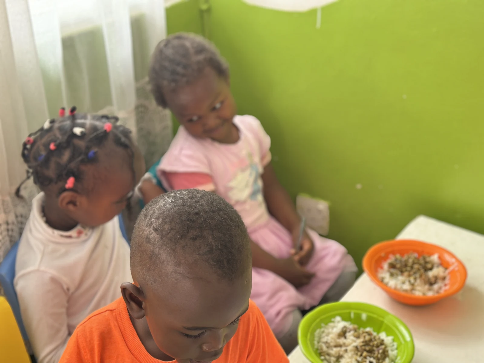 Children eating together in the familiar green room